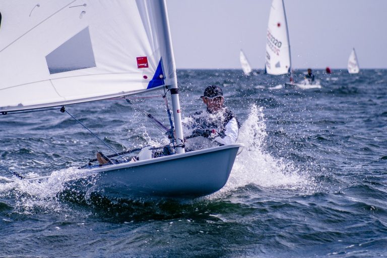 The Sydney To Hobart Yacht Race by Rob Mundle